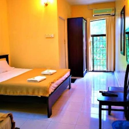 Zahaar Inn Batu Ferringhi Exterior foto